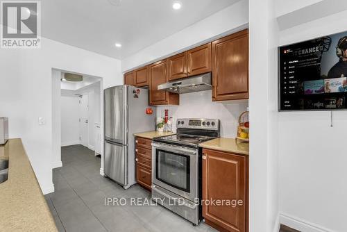 325 - 10 Mendelssohn Street, Toronto, ON - Indoor Photo Showing Kitchen