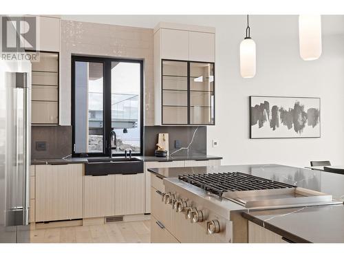 5584 Upper Mission Court, Kelowna, BC - Indoor Photo Showing Kitchen