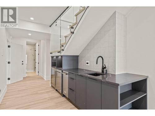 5584 Upper Mission Court, Kelowna, BC - Indoor Photo Showing Kitchen