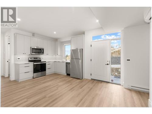 5584 Upper Mission Court, Kelowna, BC - Indoor Photo Showing Kitchen