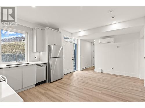 5584 Upper Mission Court, Kelowna, BC - Indoor Photo Showing Kitchen