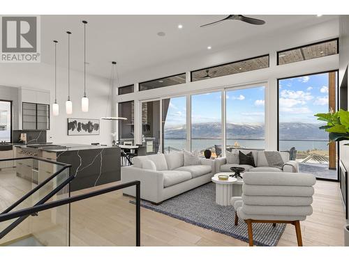 5584 Upper Mission Court, Kelowna, BC - Indoor Photo Showing Living Room