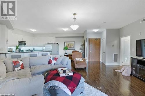 523 - 8111 Forest Glen Drive, Niagara Falls (208 - Mt. Carmel), ON - Indoor Photo Showing Living Room