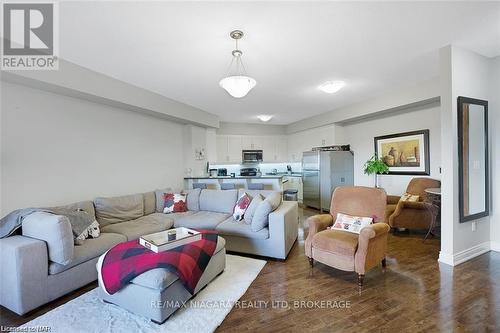 523 - 8111 Forest Glen Drive, Niagara Falls (208 - Mt. Carmel), ON - Indoor Photo Showing Living Room