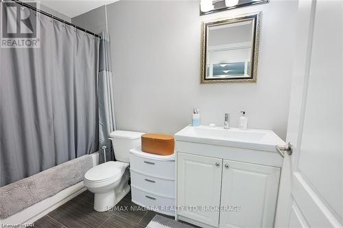 523 - 8111 Forest Glen Drive, Niagara Falls (208 - Mt. Carmel), ON - Indoor Photo Showing Bathroom