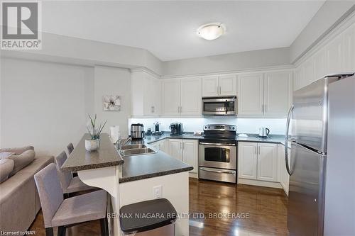 523 - 8111 Forest Glen Drive, Niagara Falls (208 - Mt. Carmel), ON - Indoor Photo Showing Kitchen With Double Sink