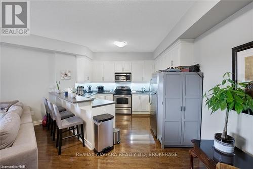 523 - 8111 Forest Glen Drive, Niagara Falls (208 - Mt. Carmel), ON - Indoor Photo Showing Kitchen