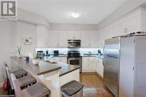 523 - 8111 Forest Glen Drive, Niagara Falls (208 - Mt. Carmel), ON - Indoor Photo Showing Kitchen With Double Sink