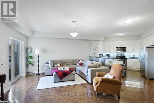 523 - 8111 Forest Glen Drive, Niagara Falls (208 - Mt. Carmel), ON - Indoor Photo Showing Living Room