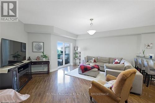 523 - 8111 Forest Glen Drive, Niagara Falls (208 - Mt. Carmel), ON - Indoor Photo Showing Living Room