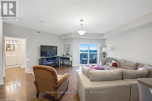 523 - 8111 Forest Glen Drive, Niagara Falls (208 - Mt. Carmel), ON - Indoor Photo Showing Living Room