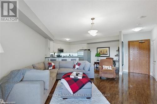 523 - 8111 Forest Glen Drive, Niagara Falls (208 - Mt. Carmel), ON - Indoor Photo Showing Living Room