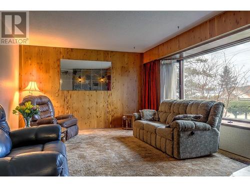 2483 Francis Street, Vernon, BC - Indoor Photo Showing Living Room