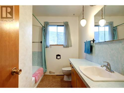 2483 Francis Street, Vernon, BC - Indoor Photo Showing Bathroom