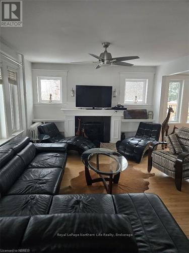 Living room with hardwood / wood-style flooring, a wealth of natural light, and ceiling fan - 491 Mcconnell Street, Mattawa, ON - Indoor Photo Showing Living Room