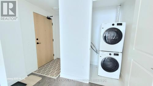 1404 - 202 Burnhamthorpe Road E, Mississauga, ON - Indoor Photo Showing Laundry Room