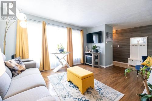 4 Linton Park Road, Belleville, ON - Indoor Photo Showing Living Room