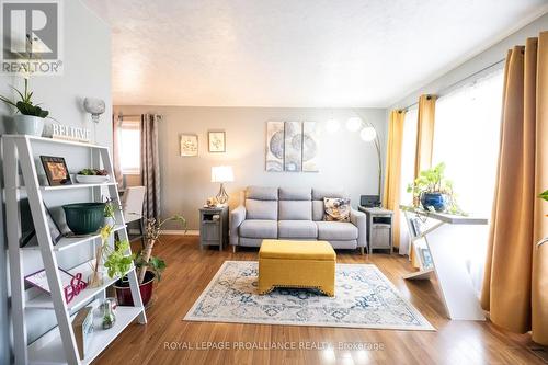 4 Linton Park Road, Belleville, ON - Indoor Photo Showing Living Room