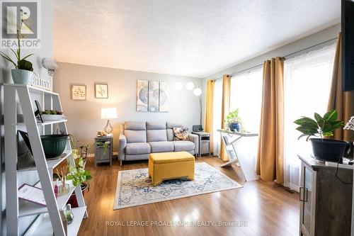 4 Linton Park Road, Belleville, ON - Indoor Photo Showing Living Room