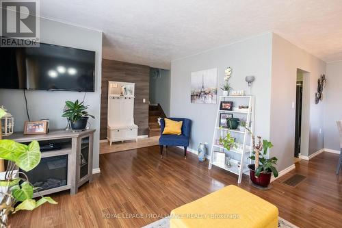 4 Linton Park Road, Belleville, ON - Indoor Photo Showing Living Room