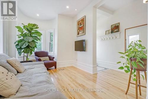 18 Rockwood Street, Ottawa, ON - Indoor Photo Showing Living Room