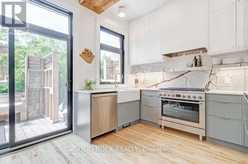 18 Rockwood Street, Ottawa, ON - Indoor Photo Showing Kitchen