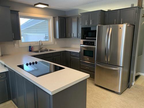 Swan River, Manitoba - Indoor Photo Showing Kitchen With Double Sink