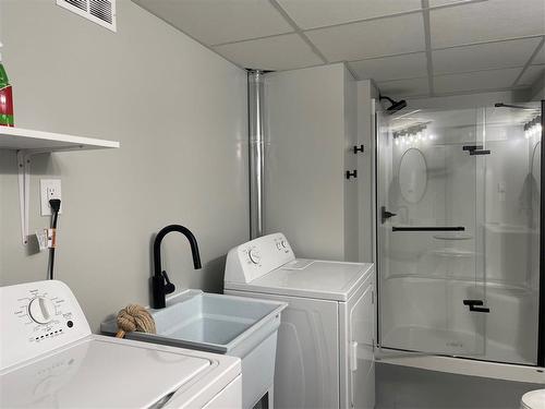 Swan River, Manitoba - Indoor Photo Showing Laundry Room