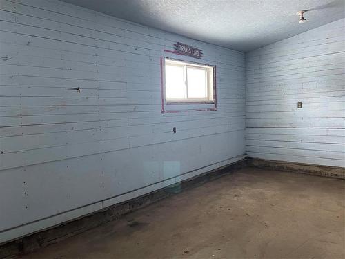 Swan River, Manitoba - Indoor Photo Showing Garage