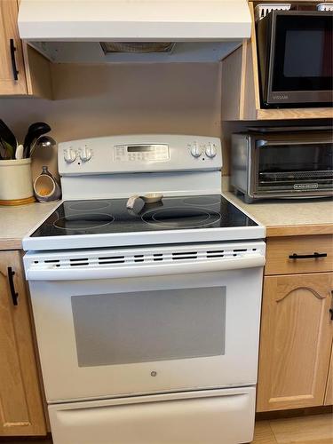 6 1313 1St Street S, Swan River, MB - Indoor Photo Showing Kitchen