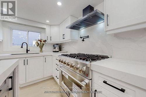 20 Mitchell Avenue, Whitchurch-Stouffville, ON - Indoor Photo Showing Kitchen With Upgraded Kitchen