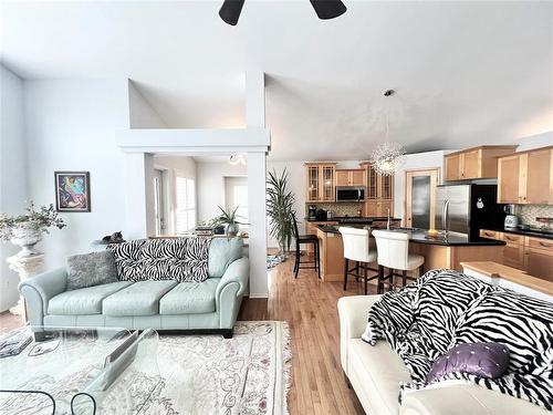 52 Thurston Drive, Ste Anne, MB - Indoor Photo Showing Living Room