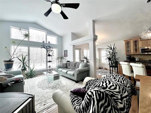 52 Thurston Drive, Ste Anne, MB - Indoor Photo Showing Living Room