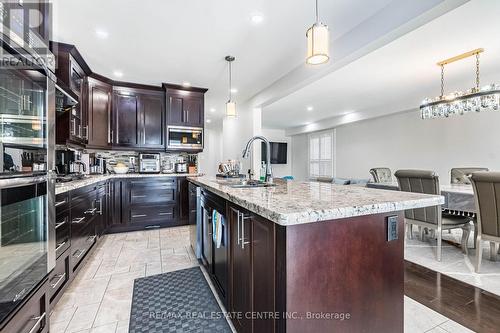 5223 Ruperts Gate Drive, Mississauga, ON - Indoor Photo Showing Kitchen With Upgraded Kitchen