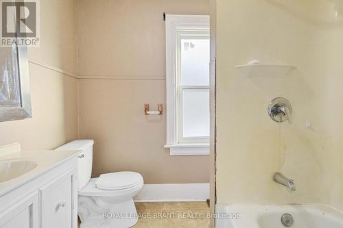 29/31 London Street, Tillsonburg, ON - Indoor Photo Showing Bathroom