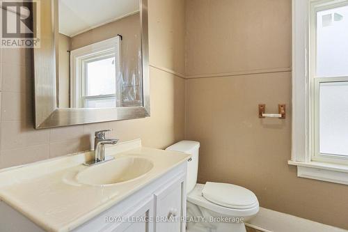 29/31 London Street, Tillsonburg, ON - Indoor Photo Showing Bathroom