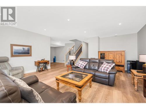 10100 Tyndall Road Unit# 3, Lake Country, BC - Indoor Photo Showing Living Room