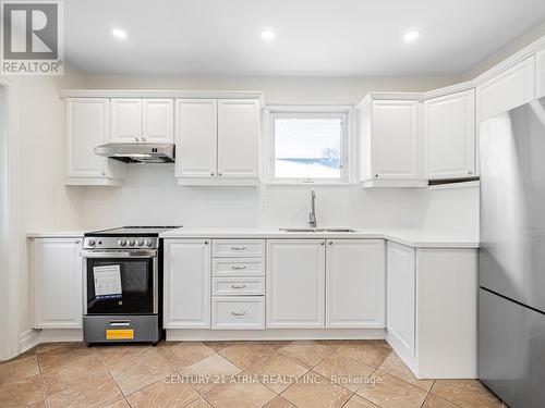 326 Taylor Mills Drive S, Richmond Hill, ON - Indoor Photo Showing Kitchen