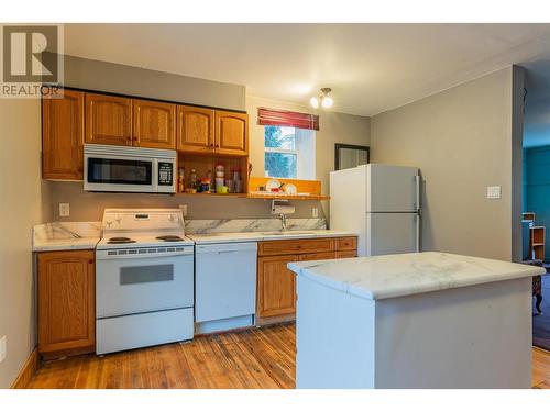 1662 Columbia Avenue, Trail, BC - Indoor Photo Showing Kitchen