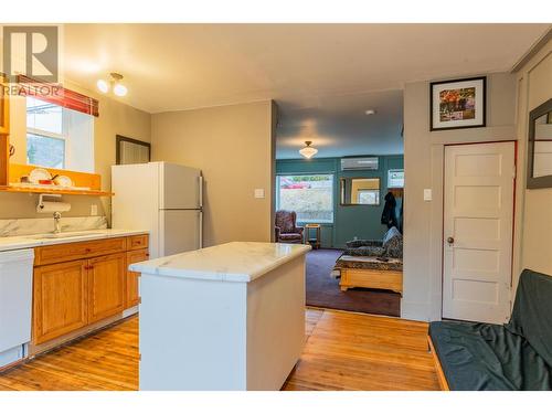 1662 Columbia Avenue, Trail, BC - Indoor Photo Showing Kitchen