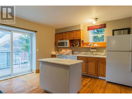 1662 Columbia Avenue, Trail, BC - Indoor Photo Showing Kitchen