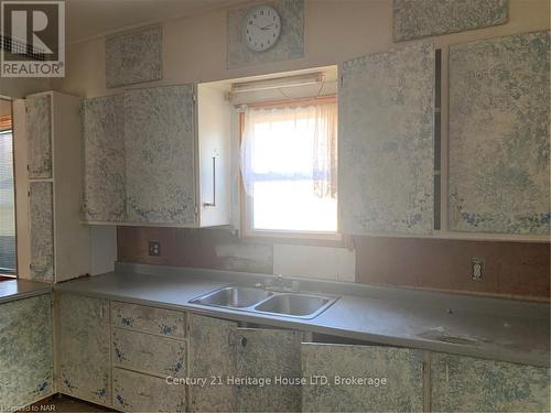 4624 Jepson Street, Niagara Falls (210 - Downtown), ON - Indoor Photo Showing Kitchen With Double Sink