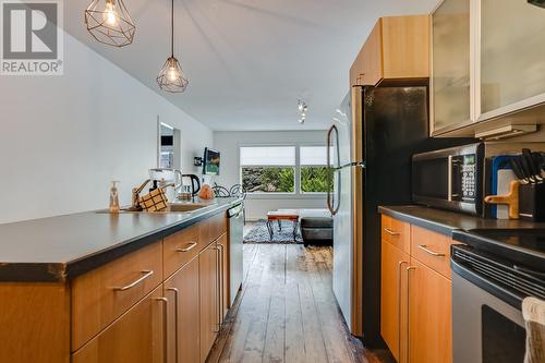 Carriage house kitchen - 980 Coronation Avenue, Kelowna, BC - Indoor Photo Showing Kitchen