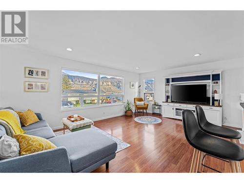 54 Kelso Crescent, Kamloops, BC - Indoor Photo Showing Living Room