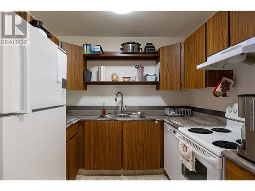 3413 Okanagan Avenue Unit# 19, Vernon, BC - Indoor Photo Showing Kitchen With Double Sink