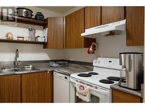 3413 Okanagan Avenue Unit# 19, Vernon, BC - Indoor Photo Showing Kitchen With Double Sink