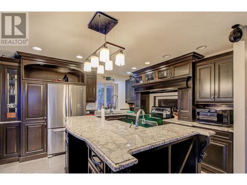 4841 1 Avenue Sw, Salmon Arm, BC - Indoor Photo Showing Kitchen With Upgraded Kitchen