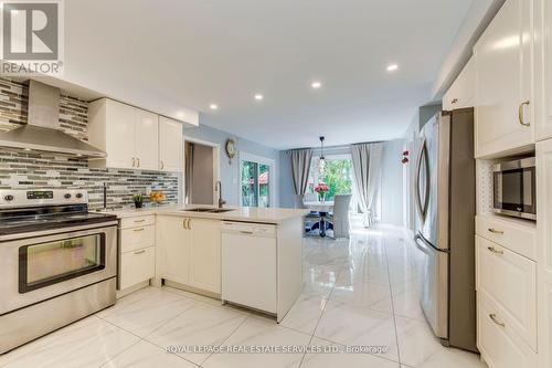 335 Queen Street S, Mississauga, ON - Indoor Photo Showing Kitchen With Upgraded Kitchen