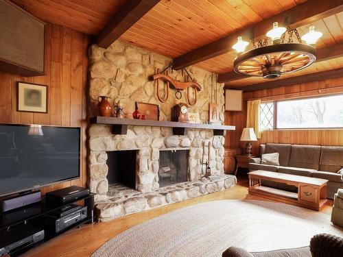 Salle familiale - 446 Montrose Drive, Beaconsfield, QC - Indoor Photo Showing Living Room With Fireplace