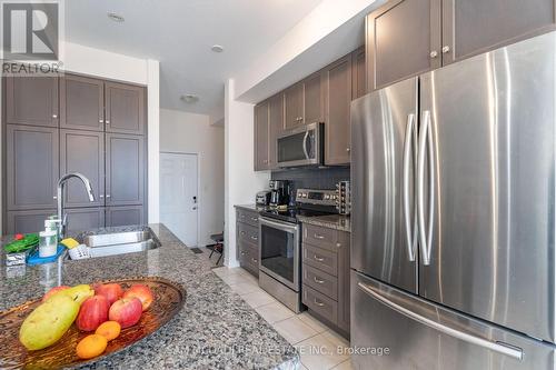 3094 Blackfriar Common, Oakville, ON - Indoor Photo Showing Kitchen With Double Sink With Upgraded Kitchen